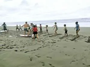 Kinder der Costa Ballena lernen das Surfen