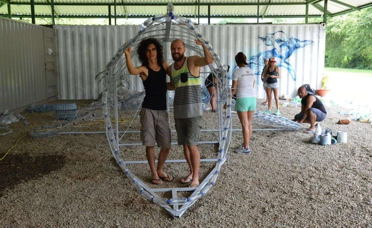 Una Ballena de Plástico en Bahía