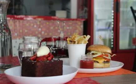 Five Maes, hamburguesas hechas en casa 100% pechuga molida.