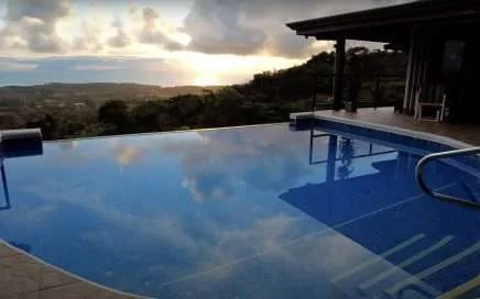 Infinity-Pool im offenen Bereich des Hauses mit Meerblick
