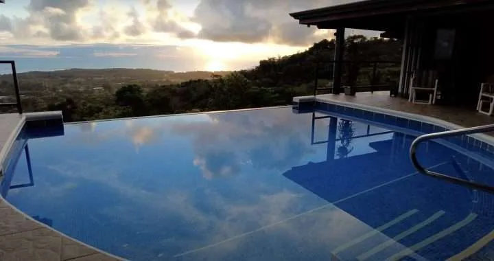 Infinity-Pool im offenen Bereich des Hauses mit Meerblick