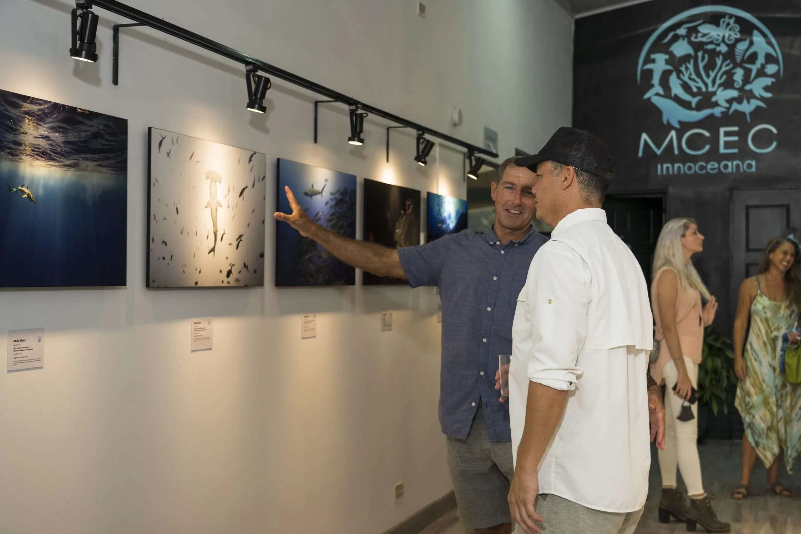 Invitados disfrutando de la exposición del fotógrafo Andy Mann