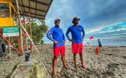 Guardavidas protegiendo bañistas en nuestras playas