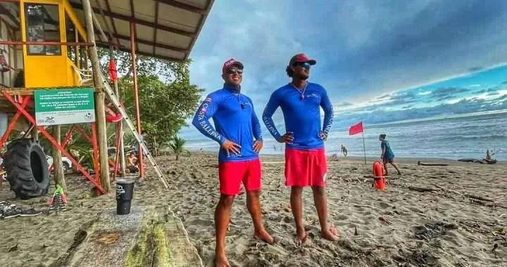 Guardavidas protegiendo bañistas en nuestras playas