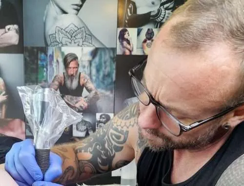 Tattoo und Piercing in Uvita