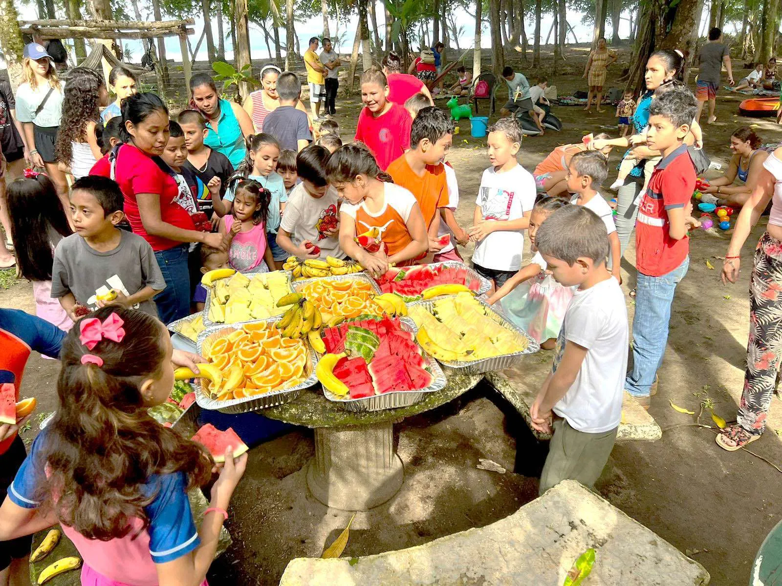 Niños de Costa Ballena - Comiendo fruta
